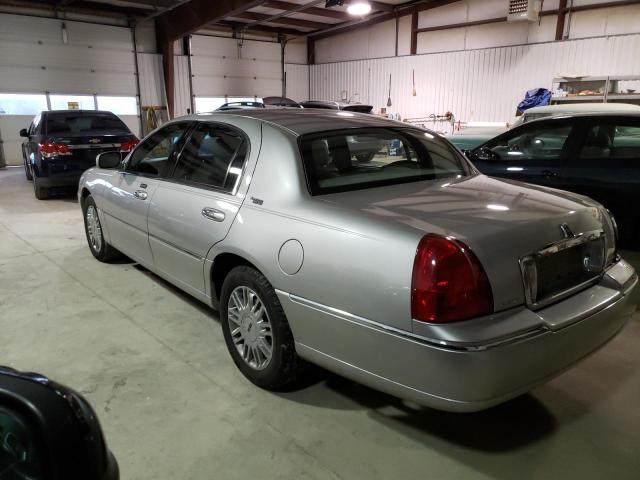 1LNHM82W67Y631012 - 2007 LINCOLN TOWN CAR S SILVER photo 2