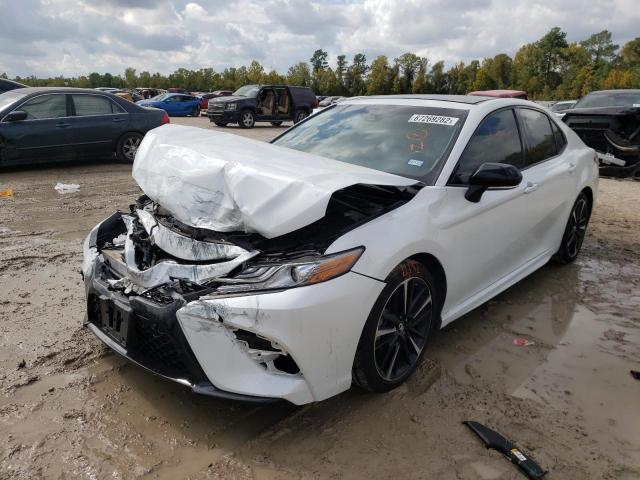 4T1B61HK2JU159028 - 2018 TOYOTA CAMRY XSE WHITE photo 2