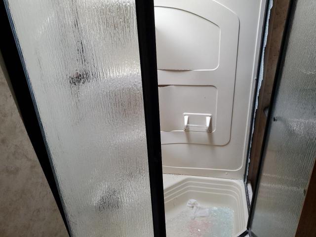 4YDF31523A4701481 - 2010 KEYSTONE MONTANA WHITE photo 5