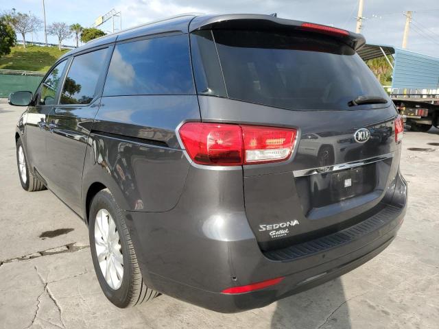 KNDMB5C18H6338347 - 2017 KIA SEDONA LX GRAY photo 2