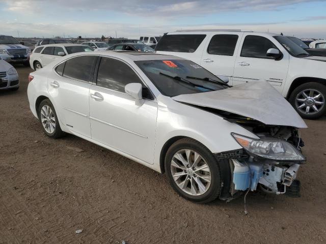 JTHBW1GG3F2082186 - 2015 LEXUS ES 300H WHITE photo 4