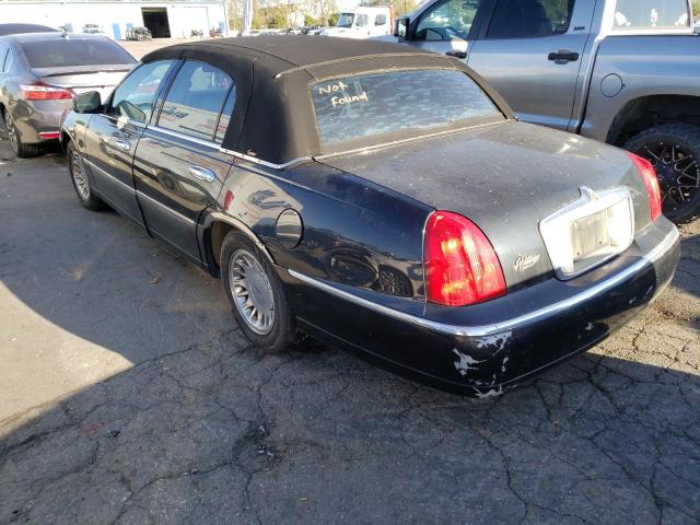 1LNHM83W42Y605290 - 2002 LINCOLN TOWN CAR BLACK photo 2