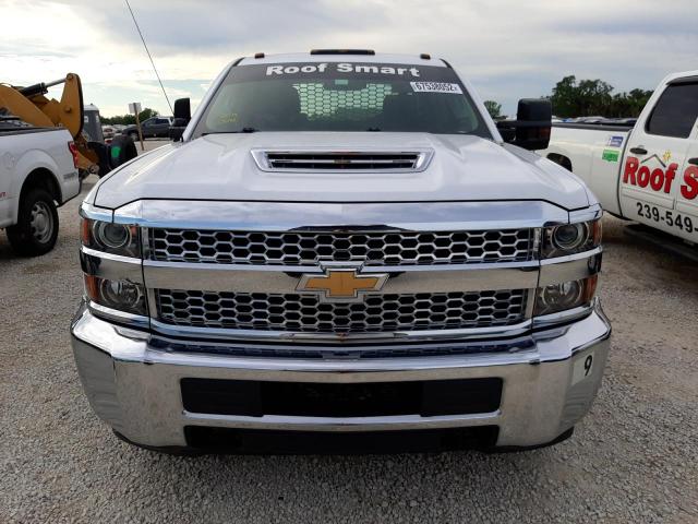 1GB4KVCY6KF241883 - 2019 CHEVROLET 3500 HD WHITE photo 5