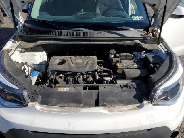 KNDJN2A21J7565545 - 2018 KIA SOUL WHITE photo 11