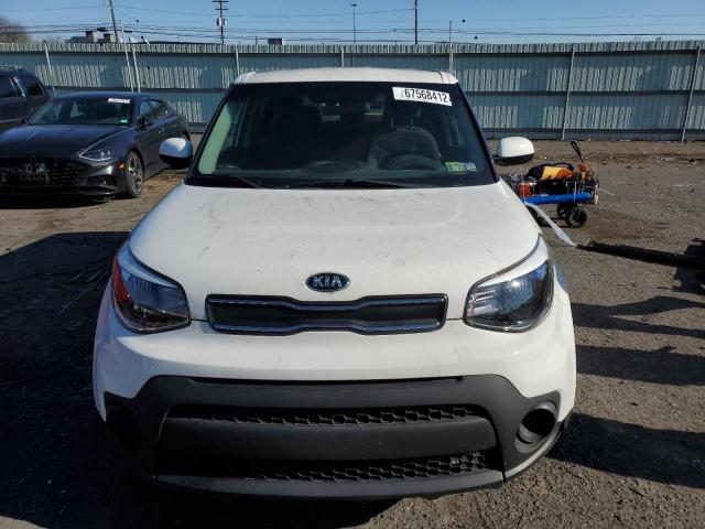 KNDJN2A21J7565545 - 2018 KIA SOUL WHITE photo 5