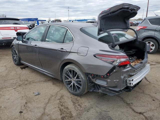 4T1G11AK0MU554036 - 2021 TOYOTA CAMRY SE GRAY photo 2