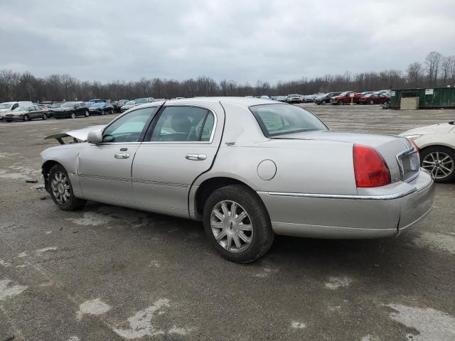 2LNBL8CV6AX626656 - 2010 LINCOLN TOWN CAR S SILVER photo 2