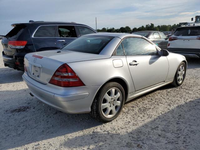 WDBKK65F31F202623 - 2001 MERCEDES-BENZ SLK 320 SILVER photo 3