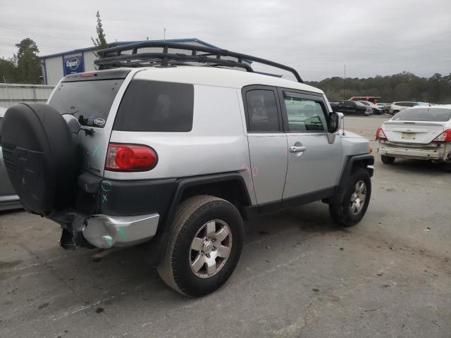 JTEBU11F370087324 - 2007 TOYOTA FJ CRUISER SILVER photo 3