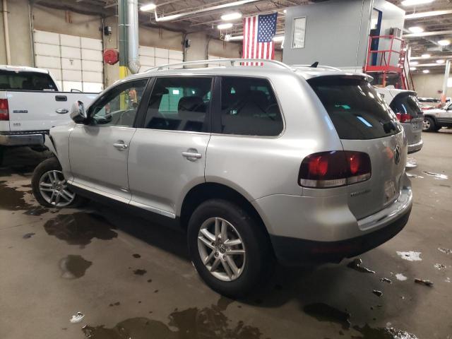 WVGBF7A92AD003002 - 2010 VOLKSWAGEN TOUAREG V6 SILVER photo 2