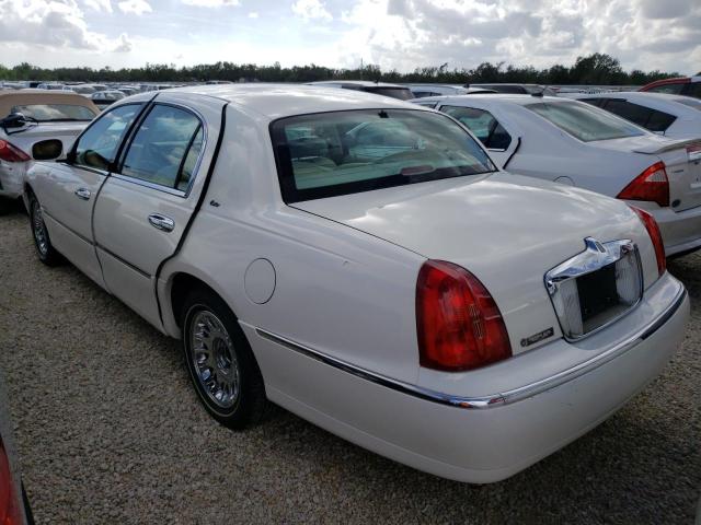 1LNFM83W3WY706611 - 1998 LINCOLN TOWN CAR C WHITE photo 2