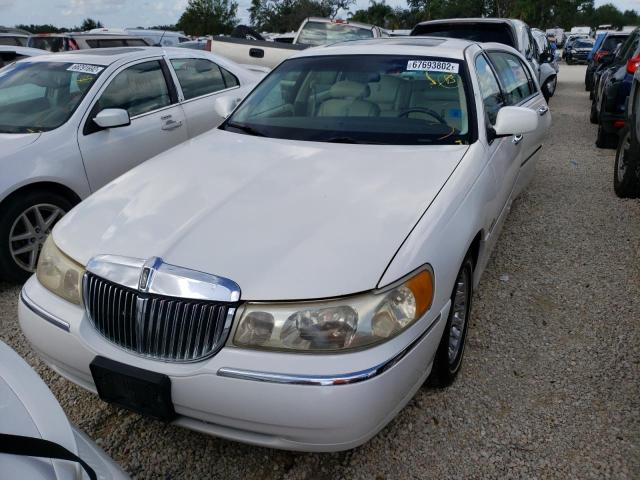 1LNFM83W3WY706611 - 1998 LINCOLN TOWN CAR C WHITE photo 5