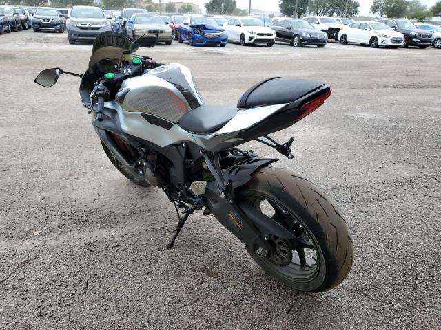 JKBZXJE11JA027056 - 2018 KAWASAKI ZX636 E TWO TONE photo 3