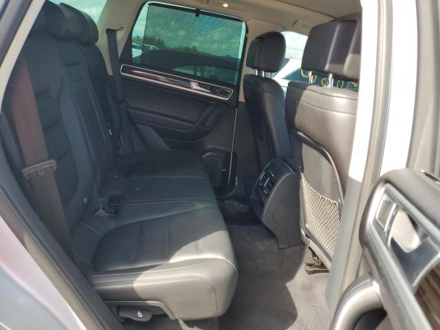 WVGGF7BP0HD001150 - 2017 VOLKSWAGEN TOUAREG EX SILVER photo 11