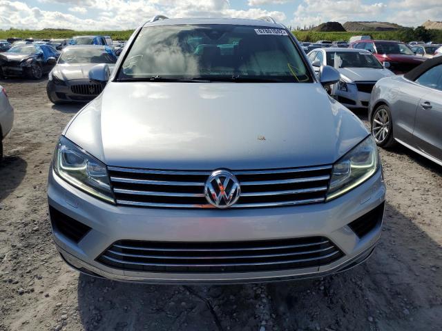 WVGGF7BP0HD001150 - 2017 VOLKSWAGEN TOUAREG EX SILVER photo 5