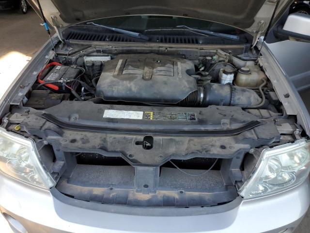 5LMFU28R04LJ37661 - 2004 LINCOLN NAVIGATOR 银色 照片 12