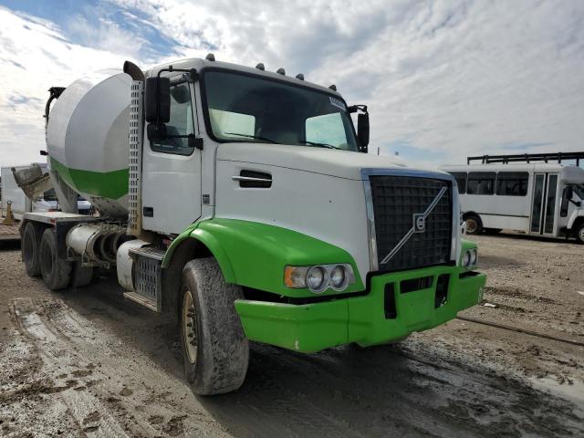 4V5KC9DF5GN945851 - 2016 VOLVO VHD TWO TONE photo 1