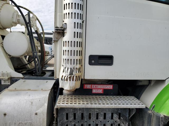 4V5KC9DF5GN945851 - 2016 VOLVO VHD TWO TONE photo 9