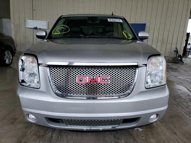 1GKUCEEF0AR269068 - 2010 GMC YUKON DENA SILVER photo 5