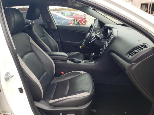 5XXGR4A69CG077676 - 2012 KIA OPTIMA WHITE photo 5