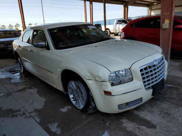 2C3CA5CV8AH326726 - 2010 CHRYSLER 300 TOURIN WHITE photo 4