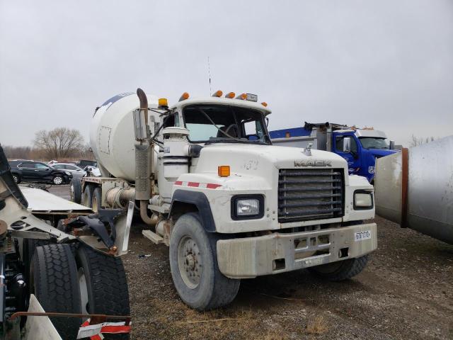 1M2P267C0WM****** - 1998 MACK 600 RD600 WHITE photo 1