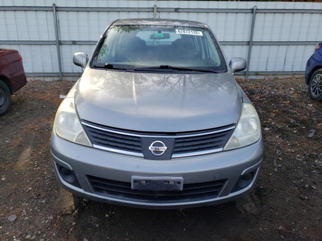 3N1BC13E79L382186 - 2009 NISSAN VERSA GRAY photo 5