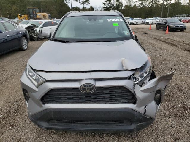 2T3C1RFVXKC026252 - 2019 TOYOTA RAV4 XLE P SILVER photo 5