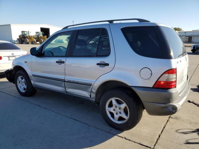 4JGAB54E0WA041275 - 1998 MERCEDES-BENZ ML 320 SILVER photo 2