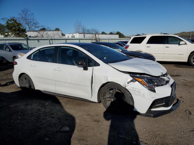 5YFT4MCE1MP****** - 2021 TOYOTA COROLLA XS WHITE photo 4