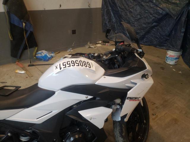 LC6DN11A5J1102062 - 2018 SUZUKI GSX250R WHITE photo 5