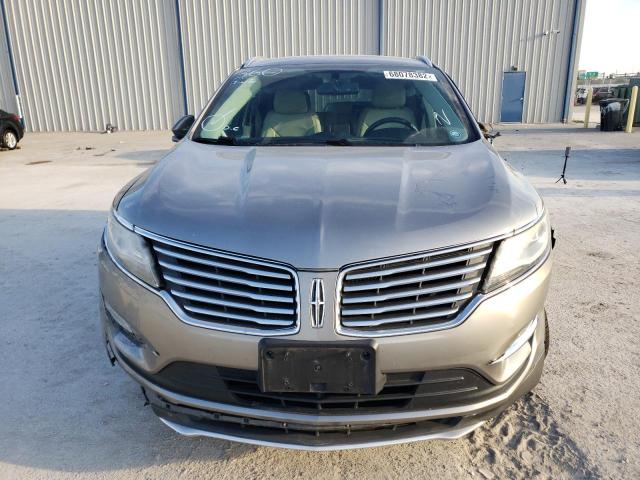 5LMCJ2C98HUL02410 - 2017 LINCOLN MKC SELECT თაფლისფერი ფოტო 5