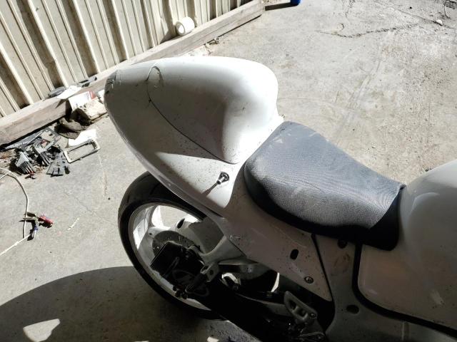 JS1GW71A062113340 - 2006 SUZUKI GSX1300 R WHITE photo 6