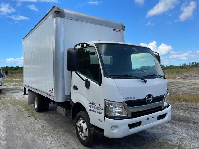 JHHYDM1H4JK005367 - 2018 HINO 155 WHITE photo 1