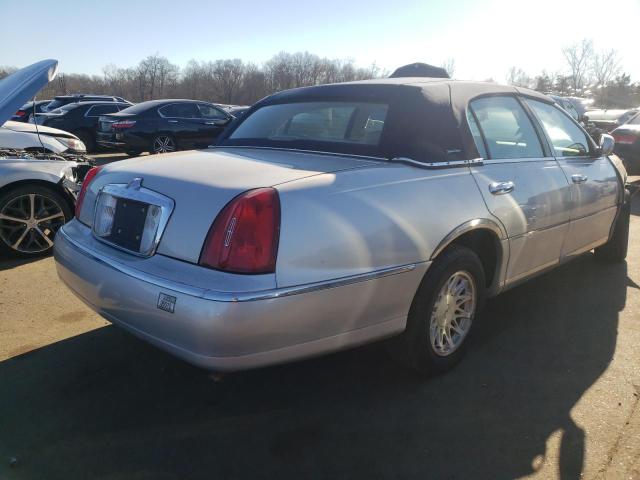 1LNHM82W7XY621377 - 1999 LINCOLN TOWN CAR S SILVER photo 3