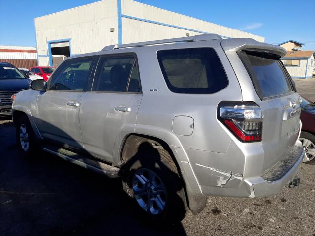 JTEBU5JR5F5211452 - 2015 TOYOTA 4RUNNER SR SILVER photo 2