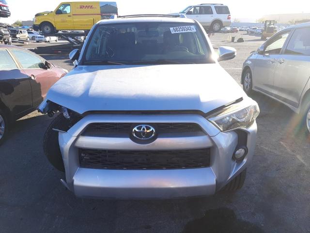 JTEBU5JR5F5211452 - 2015 TOYOTA 4RUNNER SR SILVER photo 5