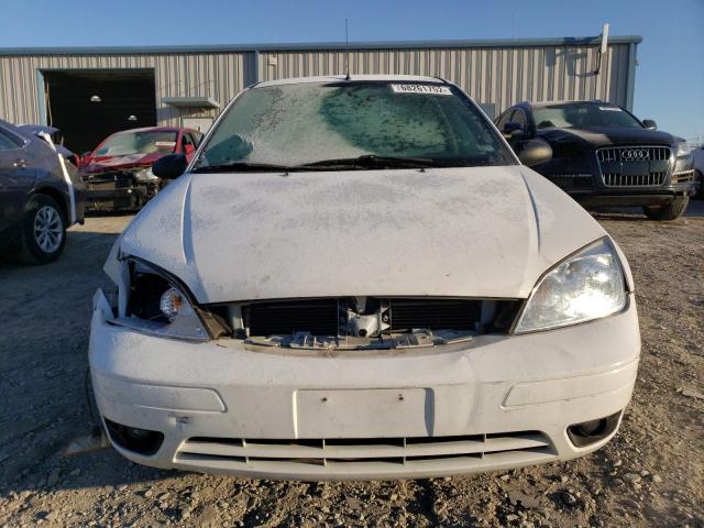 1FAHP34N65W167186 - 2005 FORD FOCUS ZX4 WHITE photo 5