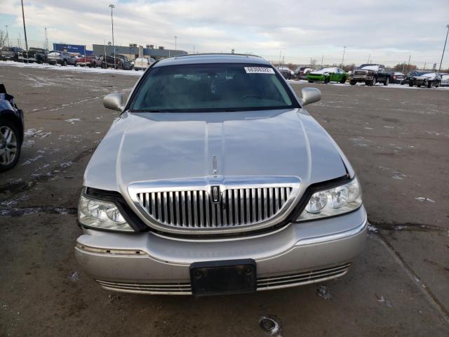 1LNHM83WX4Y601344 - 2004 LINCOLN TOWN CAR U SILVER photo 5