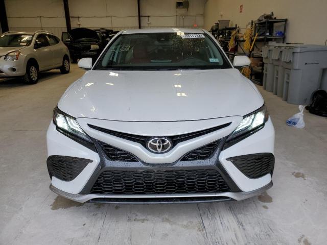 4T1K61AK5MU565755 - 2021 TOYOTA CAMRY XSE WHITE photo 5