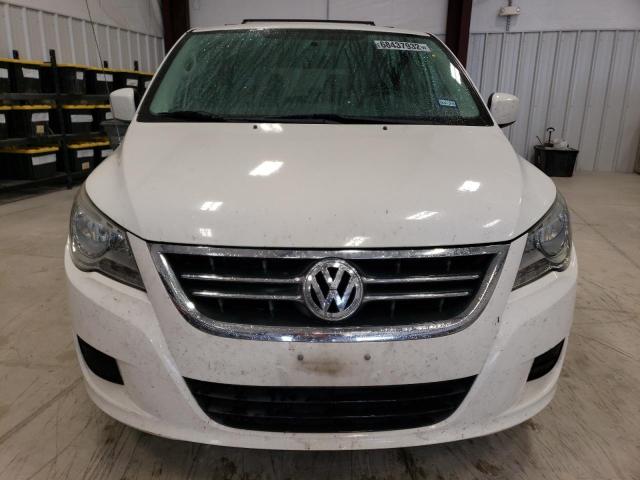 2C4RVABGXCR390950 - 2012 VOLKSWAGEN ROUTAN SE WHITE photo 5