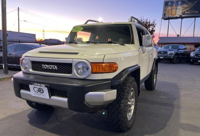 JTEBU4BF0DK154557 - 2013 TOYOTA FJ CRUISER WHITE photo 2