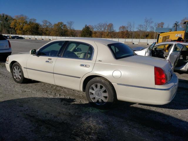 1LNHM83W63Y670885 - 2003 LINCOLN TOWN CAR C WHITE photo 2