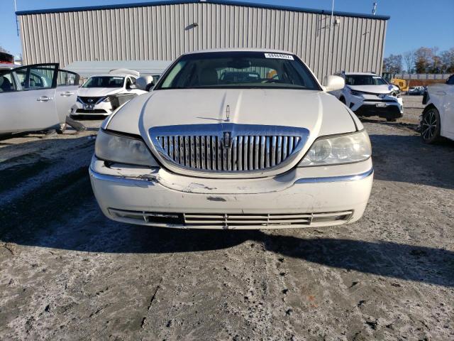 1LNHM83W63Y670885 - 2003 LINCOLN TOWN CAR C WHITE photo 5