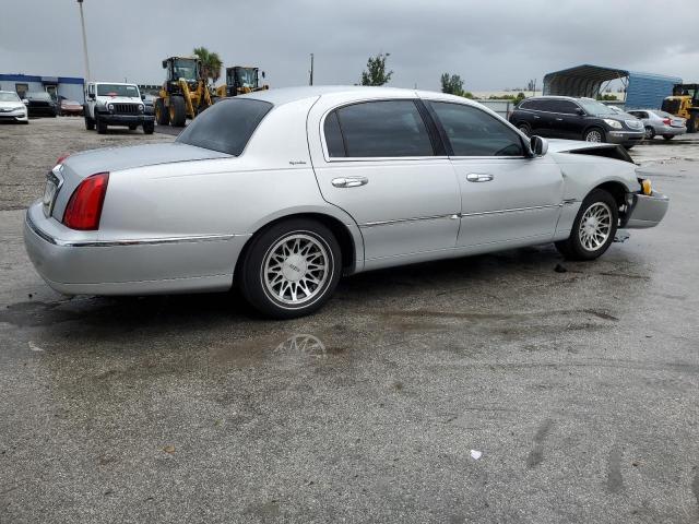 1LNHM82W11Y732918 - 2001 LINCOLN TOWN CAR S SILVER photo 3