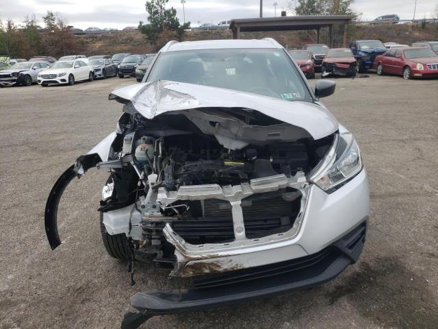 3N1CP5CU1JL513009 - 2018 NISSAN KICKS S SILVER photo 5