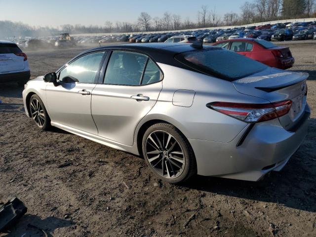 4T1B61HK8JU144582 - 2018 TOYOTA CAMRY XSE GRAY photo 2