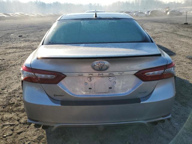 4T1B61HK8JU144582 - 2018 TOYOTA CAMRY XSE GRAY photo 6