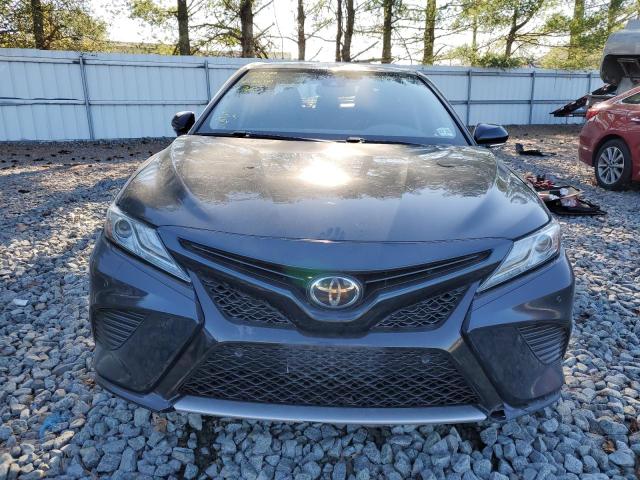 4T1B61HK8JU661686 - 2018 TOYOTA CAMRY XSE BLACK photo 5