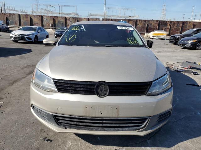 3VW2K7AJ4DM242860 - 2013 VOLKSWAGEN JETTA BASE 金色 照片 5